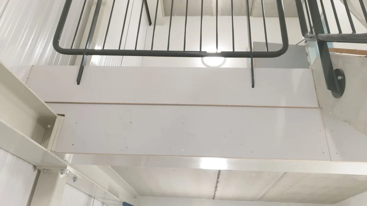 Metalowe balustrady Ruda Śląska - montaż systemu mocowania stalowego Onmo
